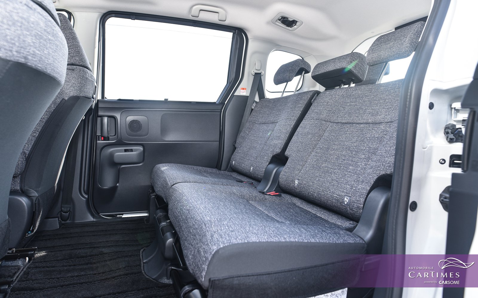 Toyota Sienta Hybrid photo 9